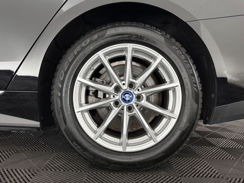 BMW i4 eDrive40 High Executive 84 kWh [ 3-Fase ] {SOH-95%} (INCL.BTW) *HEAD-UP | LEATHER | FULL-LED | WIDESCREEEN-DIGI-COCKPIT | CAMERA | KEYLESS | HIFI-SOUND | PRIVACY-GLASS | ECC | PDC | CRUISE | 17''ALU*