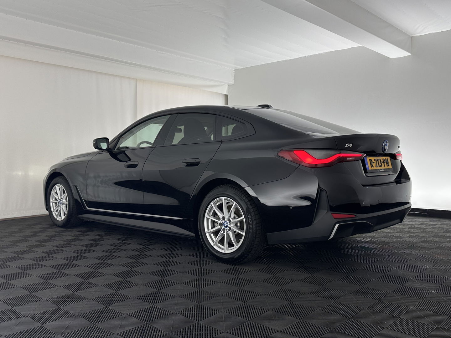 BMW i4 eDrive40 High Executive 84 kWh [ 3-Fase ] {SOH-95%} (INCL.BTW) *HEAD-UP | LEATHER | FULL-LED | WIDESCREEEN-DIGI-COCKPIT | CAMERA | KEYLESS | HIFI-SOUND | PRIVACY-GLASS | ECC | PDC | CRUISE | 17''ALU*