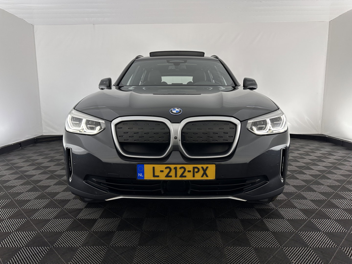 BMW iX3 High Executive 80 kWh [ 3-Fase-11kW ] {SOH-99%} (INCL-BTW) Aut. *PANO | LEATHER | HARMAN/KARDON | FULL-LED | BLINDSPOT | MEMORY-PACK | DIGI-COCKPIT | HEATED-SPORTSEATS | KEYLESS | TOPVIEW | DAB+ | NAVI-FULLMAP | HEAD-UP | PRIVACY-GLASS | .
