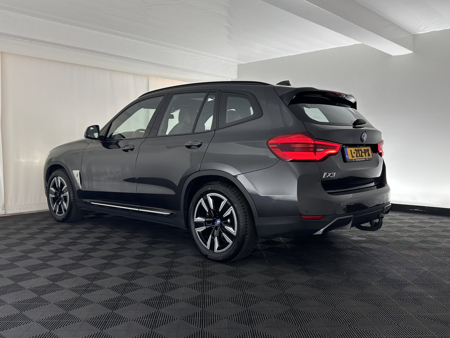 BMW iX3 High Executive 80 kWh [ 3-Fase-11kW ] {SOH-99%} (INCL-BTW) Aut. *PANO | LEATHER | HARMAN/KARDON | FULL-LED | BLINDSPOT | MEMORY-PACK | DIGI-COCKPIT | HEATED-SPORTSEATS | KEYLESS | TOPVIEW | DAB+ | NAVI-FULLMAP | HEAD-UP | PRIVACY-GLASS | .