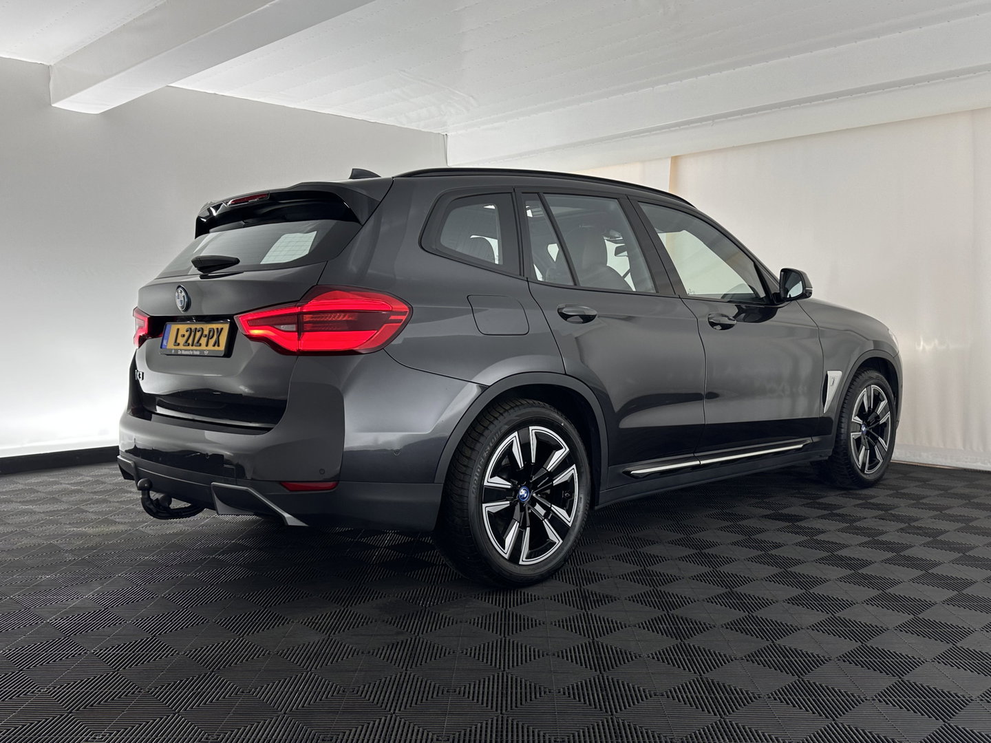 BMW iX3 High Executive 80 kWh [ 3-Fase-11kW ] {SOH-99%} (INCL-BTW) Aut. *PANO | LEATHER | HARMAN/KARDON | FULL-LED | BLINDSPOT | MEMORY-PACK | DIGI-COCKPIT | HEATED-SPORTSEATS | KEYLESS | TOPVIEW | DAB+ | NAVI-FULLMAP | HEAD-UP | PRIVACY-GLASS | .
