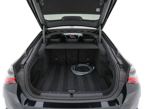 BMW i4 eDrive40 High Executive 84 kWh M-Sportpack [ 3-Fase ] {SOH-93%} (INCL.BTW)  Aut *LEATHER | HEAD UP | FULL-LED | HIFI-SOUND | CRUISE | WIDESCREEN-COCKPIT | DAB+ | CAMERA | AMBIENTLIGHT | CARPLAY | HEATED-SPORTSEATS | PRIVACY-GLASS | 19''ALU*