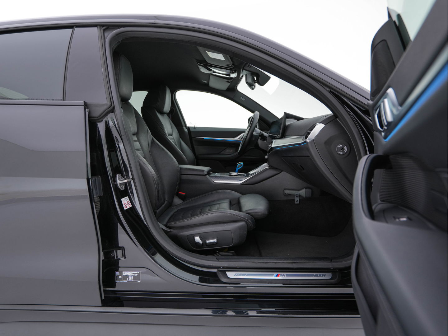 BMW i4 eDrive40 High Executive 84 kWh M-Sportpack [ 3-Fase ] {SOH-93%} (INCL.BTW)  Aut *LEATHER | HEAD UP | FULL-LED | HIFI-SOUND | CRUISE | WIDESCREEN-COCKPIT | DAB+ | CAMERA | AMBIENTLIGHT | CARPLAY | HEATED-SPORTSEATS | PRIVACY-GLASS | 19''ALU*