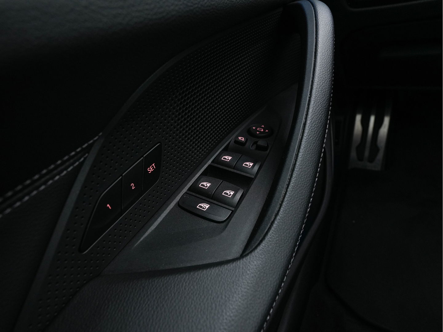 BMW i4 eDrive40 High Executive 84 kWh M-Sportpack [ 3-Fase ] {SOH-93%} (INCL.BTW)  Aut *LEATHER | HEAD UP | FULL-LED | HIFI-SOUND | CRUISE | WIDESCREEN-COCKPIT | DAB+ | CAMERA | AMBIENTLIGHT | CARPLAY | HEATED-SPORTSEATS | PRIVACY-GLASS | 19''ALU*