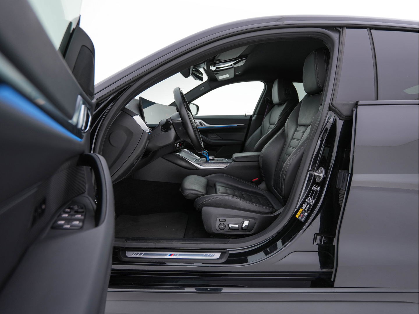 BMW i4 eDrive40 High Executive 84 kWh M-Sportpack [ 3-Fase ] {SOH-93%} (INCL.BTW)  Aut *LEATHER | HEAD UP | FULL-LED | HIFI-SOUND | CRUISE | WIDESCREEN-COCKPIT | DAB+ | CAMERA | AMBIENTLIGHT | CARPLAY | HEATED-SPORTSEATS | PRIVACY-GLASS | 19''ALU*