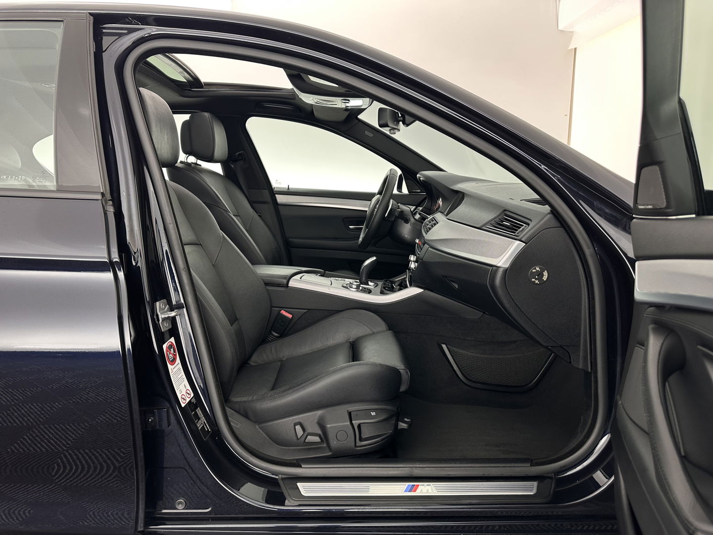 BMW 5 Serie 520i High Executive M-Sportpack Aut. *PANO | LEATHER | XENON | HARMAN/KARDON | HEATED-SPORTSEATS | NAVI-FULLMAP | PRIVACY-GLASS | SHIFT-PADDLES | ECC | PDC | CRUISE | 18''ALU*