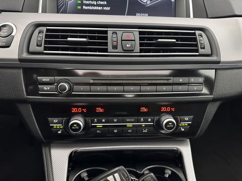 BMW 5 Serie 520i High Executive M-Sportpack Aut. *PANO | LEATHER | XENON | HARMAN/KARDON | HEATED-SPORTSEATS | NAVI-FULLMAP | PRIVACY-GLASS | SHIFT-PADDLES | ECC | PDC | CRUISE | 18''ALU*