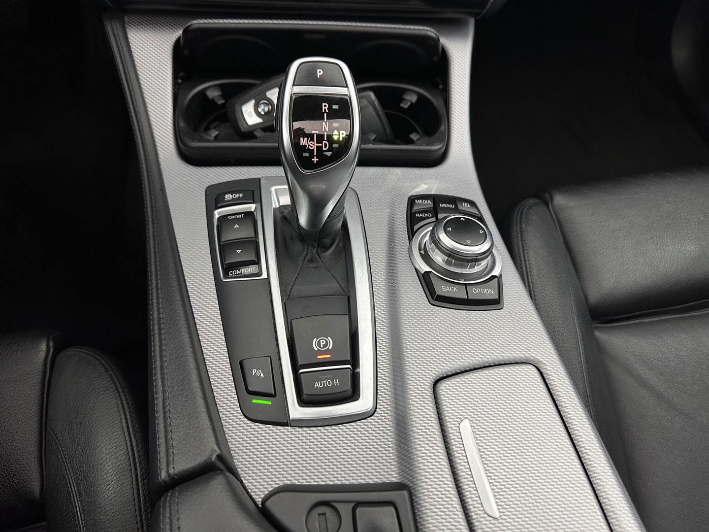 BMW 5 Serie 520i High Executive M-Sportpack Aut. *PANO | LEATHER | XENON | HARMAN/KARDON | HEATED-SPORTSEATS | NAVI-FULLMAP | PRIVACY-GLASS | SHIFT-PADDLES | ECC | PDC | CRUISE | 18''ALU*