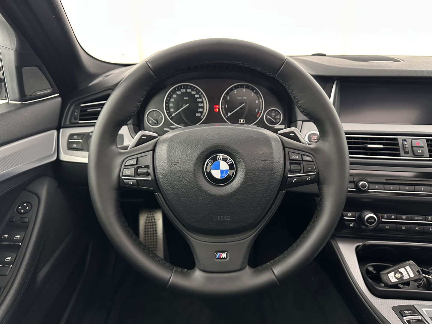 BMW 5 Serie 520i High Executive M-Sportpack Aut. *PANO | LEATHER | XENON | HARMAN/KARDON | HEATED-SPORTSEATS | NAVI-FULLMAP | PRIVACY-GLASS | SHIFT-PADDLES | ECC | PDC | CRUISE | 18''ALU*