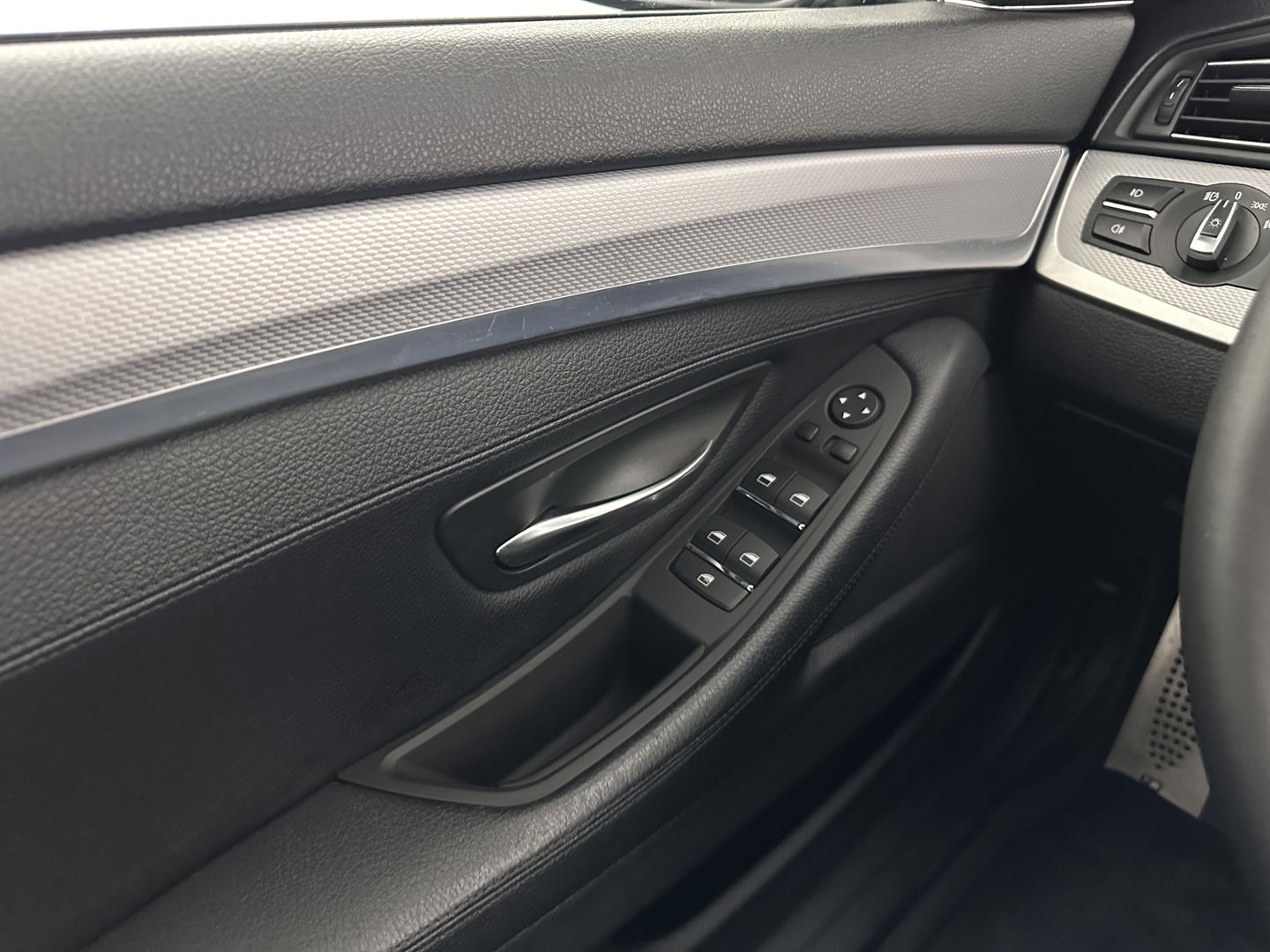 BMW 5 Serie 520i High Executive M-Sportpack Aut. *PANO | LEATHER | XENON | HARMAN/KARDON | HEATED-SPORTSEATS | NAVI-FULLMAP | PRIVACY-GLASS | SHIFT-PADDLES | ECC | PDC | CRUISE | 18''ALU*