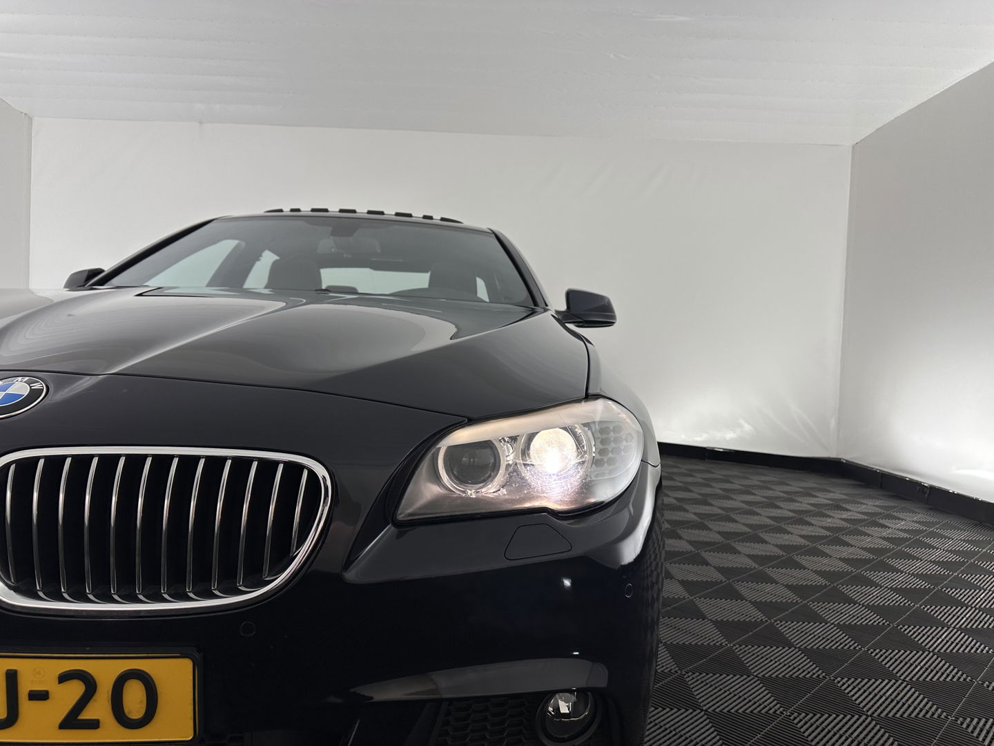 BMW 5 Serie 520i High Executive M-Sportpack Aut. *PANO | LEATHER | XENON | HARMAN/KARDON | HEATED-SPORTSEATS | NAVI-FULLMAP | PRIVACY-GLASS | SHIFT-PADDLES | ECC | PDC | CRUISE | 18''ALU*