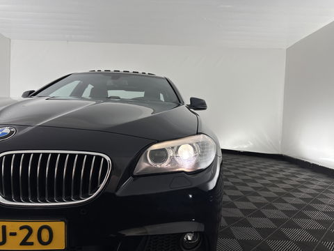 BMW 5 Serie 520i High Executive M-Sportpack Aut. *PANO | LEATHER | XENON | HARMAN/KARDON | HEATED-SPORTSEATS | NAVI-FULLMAP | PRIVACY-GLASS | SHIFT-PADDLES | ECC | PDC | CRUISE | 18''ALU*