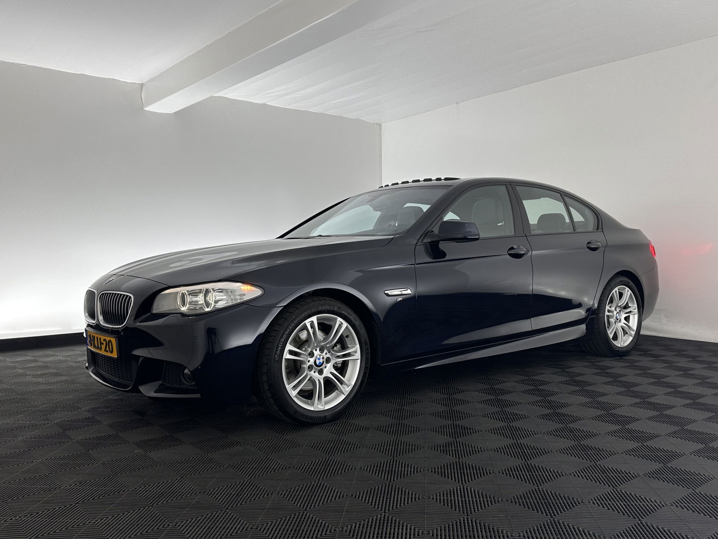 BMW 5 Serie 520i High Executive M-Sportpack Aut. *PANO | LEATHER | XENON | HARMAN/KARDON | HEATED-SPORTSEATS | NAVI-FULLMAP | PRIVACY-GLASS | SHIFT-PADDLES | ECC | PDC | CRUISE | 18''ALU*