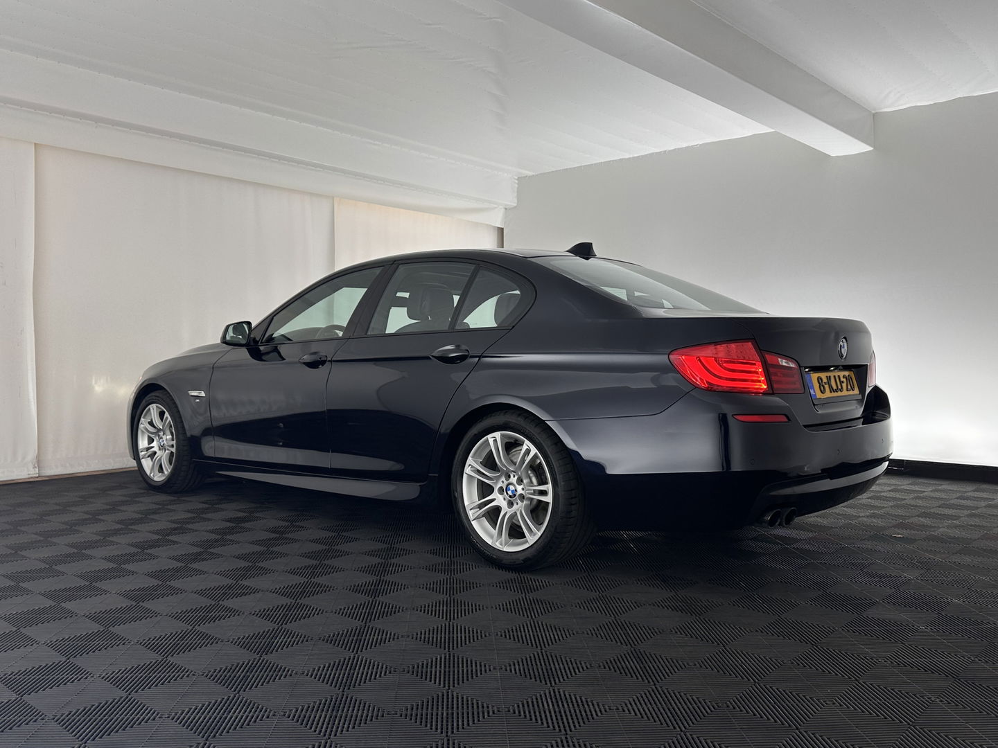 BMW 5 Serie 520i High Executive M-Sportpack Aut. *PANO | LEATHER | XENON | HARMAN/KARDON | HEATED-SPORTSEATS | NAVI-FULLMAP | PRIVACY-GLASS | SHIFT-PADDLES | ECC | PDC | CRUISE | 18''ALU*