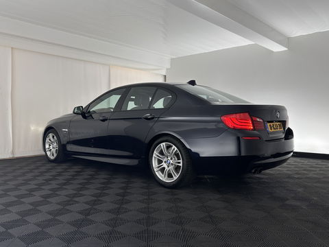 BMW 5 Serie 520i High Executive M-Sportpack Aut. *PANO | LEATHER | XENON | HARMAN/KARDON | HEATED-SPORTSEATS | NAVI-FULLMAP | PRIVACY-GLASS | SHIFT-PADDLES | ECC | PDC | CRUISE | 18''ALU*