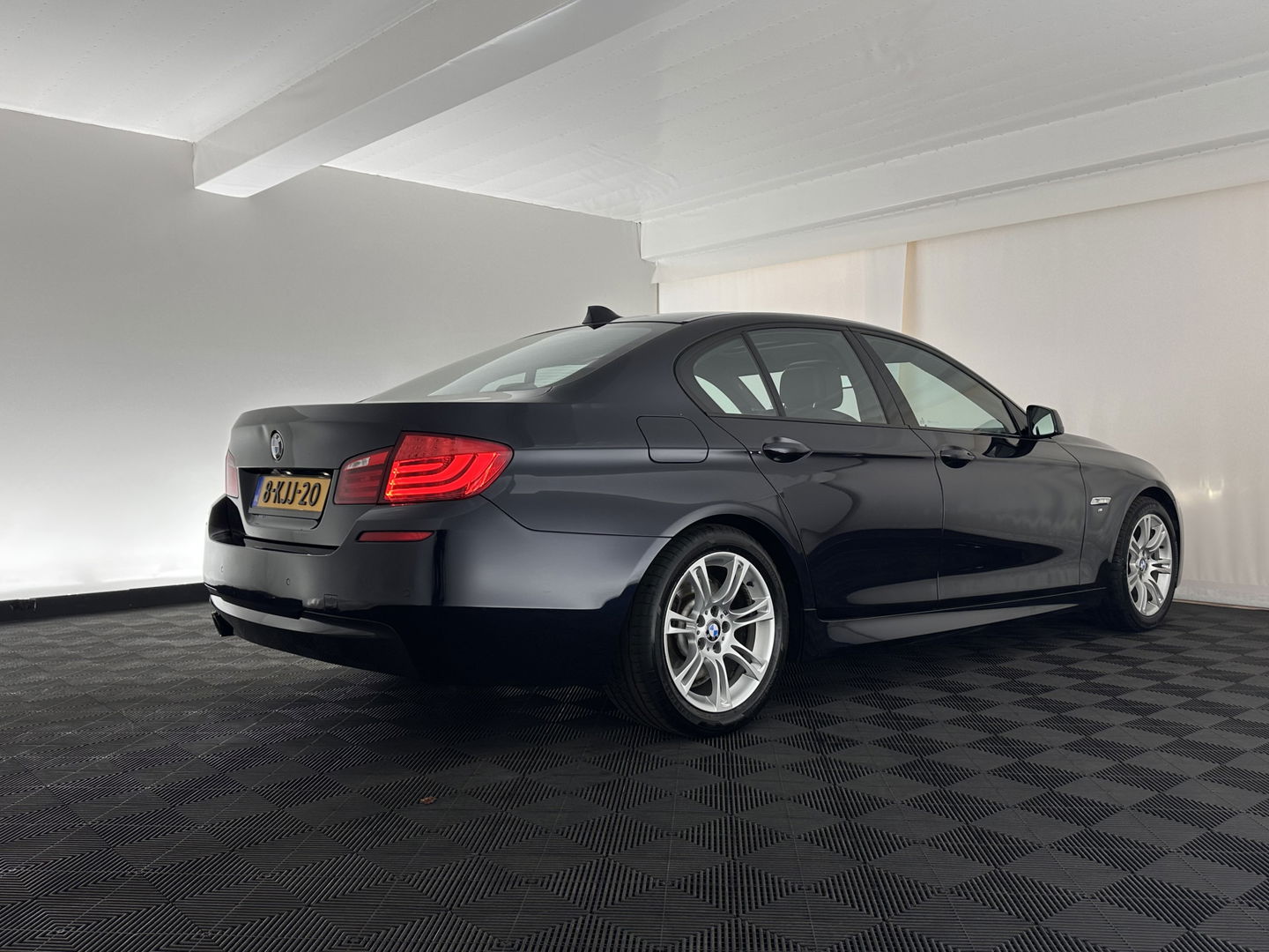 BMW 5 Serie 520i High Executive M-Sportpack Aut. *PANO | LEATHER | XENON | HARMAN/KARDON | HEATED-SPORTSEATS | NAVI-FULLMAP | PRIVACY-GLASS | SHIFT-PADDLES | ECC | PDC | CRUISE | 18''ALU*