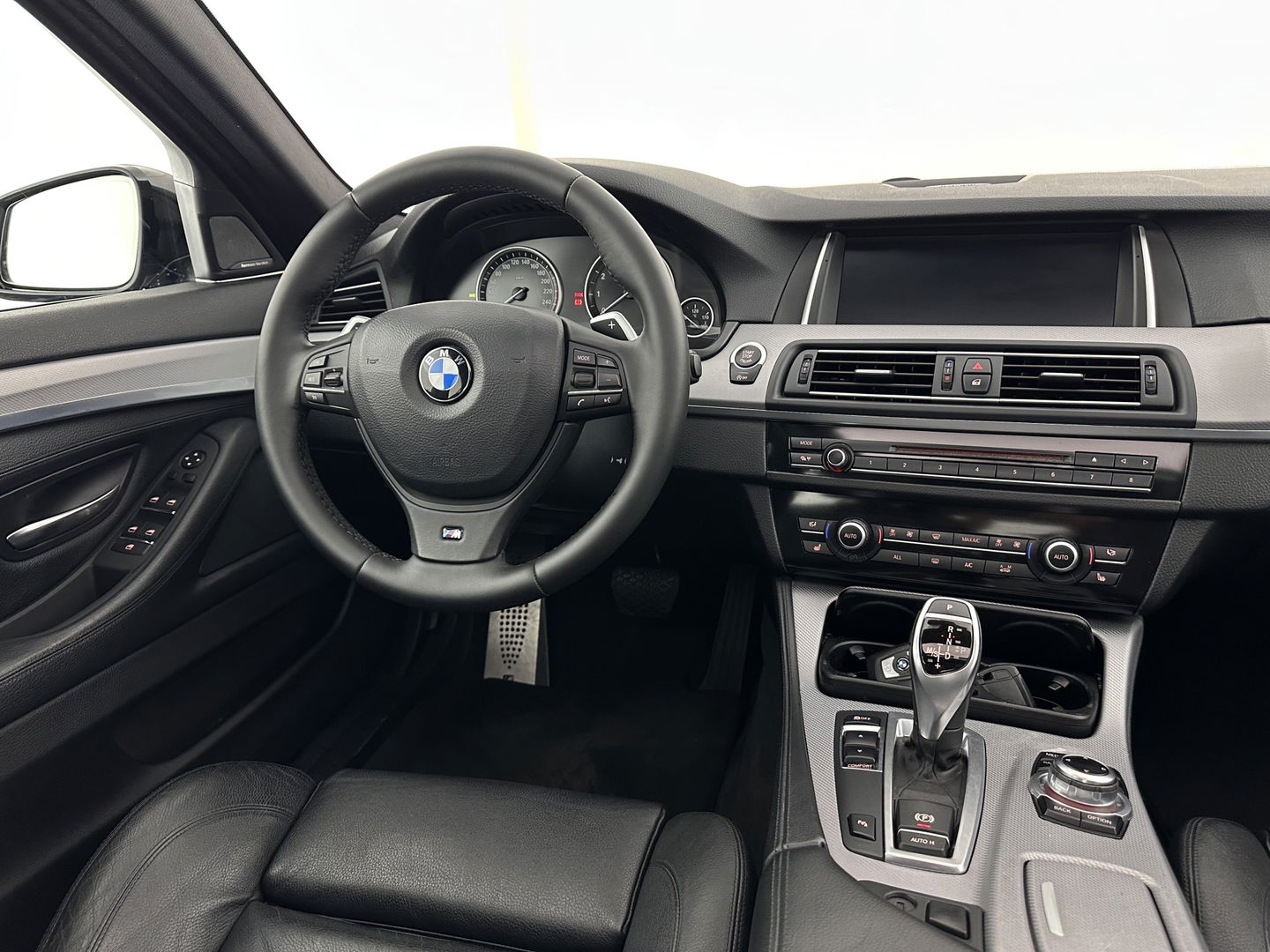 BMW 5 Serie 520i High Executive M-Sportpack Aut. *PANO | LEATHER | XENON | HARMAN/KARDON | HEATED-SPORTSEATS | NAVI-FULLMAP | PRIVACY-GLASS | SHIFT-PADDLES | ECC | PDC | CRUISE | 18''ALU*