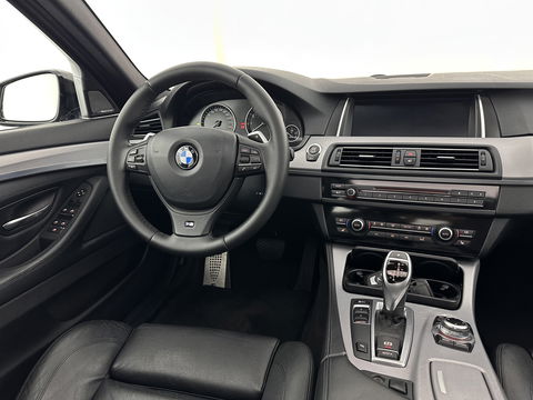 BMW 5 Serie 520i High Executive M-Sportpack Aut. *PANO | LEATHER | XENON | HARMAN/KARDON | HEATED-SPORTSEATS | NAVI-FULLMAP | PRIVACY-GLASS | SHIFT-PADDLES | ECC | PDC | CRUISE | 18''ALU*