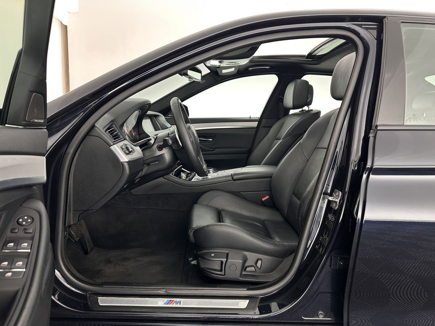 BMW 5 Serie 520i High Executive M-Sportpack Aut. *PANO | LEATHER | XENON | HARMAN/KARDON | HEATED-SPORTSEATS | NAVI-FULLMAP | PRIVACY-GLASS | SHIFT-PADDLES | ECC | PDC | CRUISE | 18''ALU*