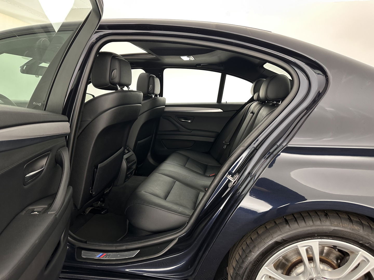 BMW 5 Serie 520i High Executive M-Sportpack Aut. *PANO | LEATHER | XENON | HARMAN/KARDON | HEATED-SPORTSEATS | NAVI-FULLMAP | PRIVACY-GLASS | SHIFT-PADDLES | ECC | PDC | CRUISE | 18''ALU*