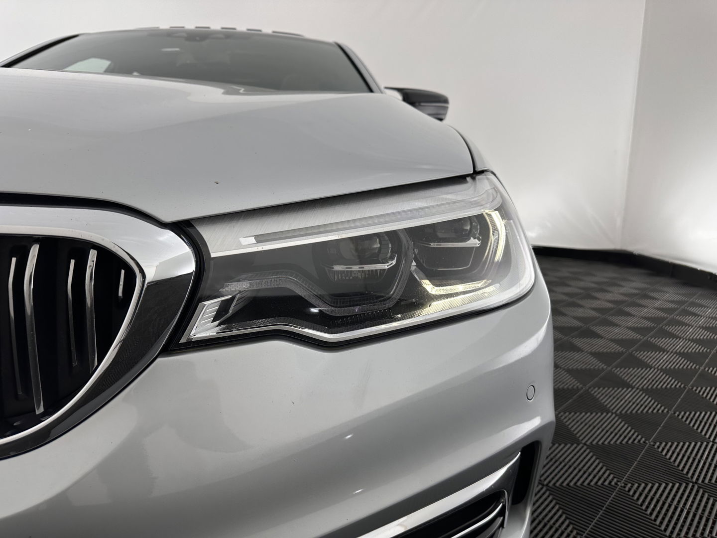 BMW 5 Serie 530e iPerformance High Executive (Plug-in) Aut.*PANO | LEATHER | FULL-LED | TOPVIEW | KEYLESS | HARMAN/KARDON | BLINDSPOT | MEMORY-PACK | HEATED-COMFORTSEATS | DIGI-COCKPIT | AMBIENTLIGHT | NAVI-FULLMAP | 20''ALU*