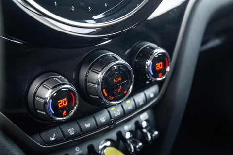 MINI Countryman 1.5 Cooper S E ALL4 Essential CAMERA / NAVI / CARPLAY / AIRCO / ZWART / STOELVERWARMING