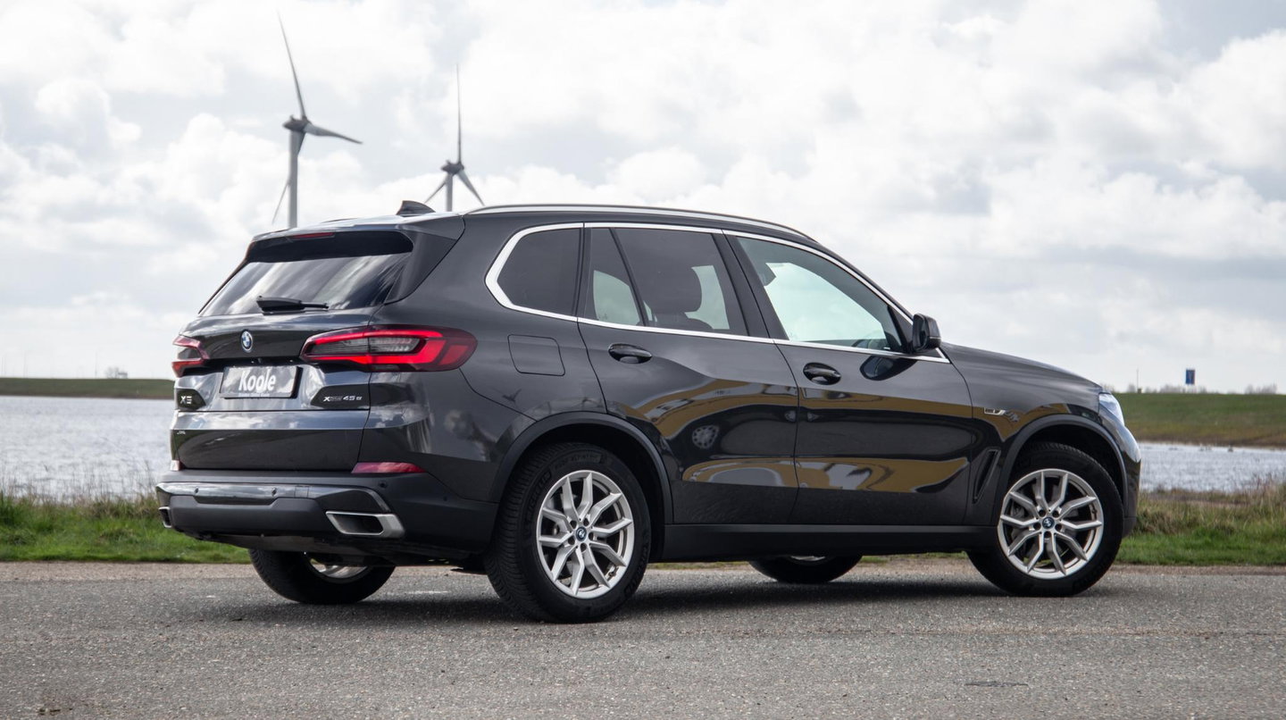 BMW X5 xDrive45e CARPLAY  / CAMERA / DEALER ONDERHOUDEN / BRUIN LEER / STOELVERWARMING