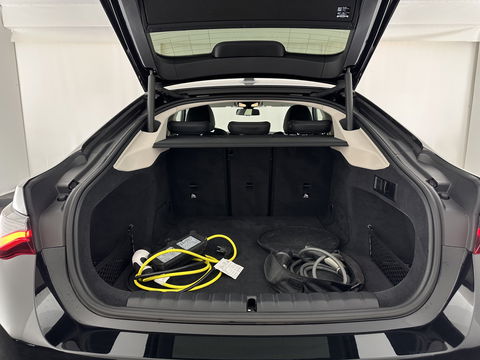 BMW i4 eDrive40 High Executive 84 kWh [ 3-Fase ] {SOH-95%} (INCL.BTW) *HEAD-UP | LEATHER | FULL-LED | WIDESCREEEN-DIGI-COCKPIT | CAMERA | KEYLESS | HIFI-SOUND | PRIVACY-GLASS | ECC | PDC | CRUISE | 17''ALU*