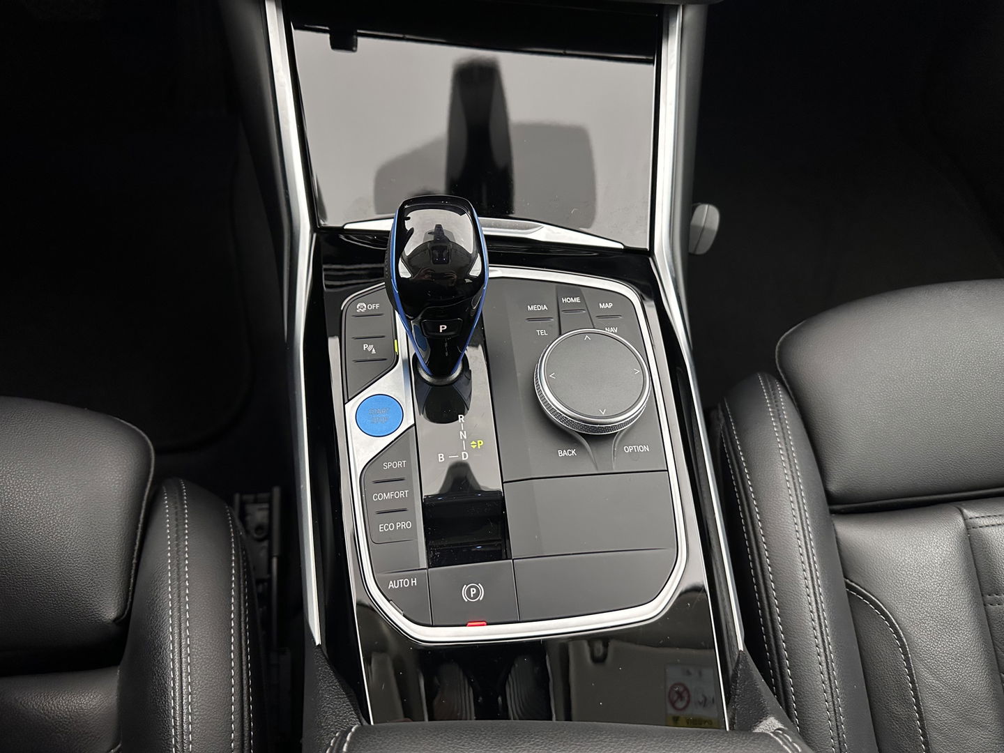 BMW i4 eDrive40 High Executive 84 kWh [ 3-Fase ] {SOH-95%} (INCL.BTW) *HEAD-UP | LEATHER | FULL-LED | WIDESCREEEN-DIGI-COCKPIT | CAMERA | KEYLESS | HIFI-SOUND | PRIVACY-GLASS | ECC | PDC | CRUISE | 17''ALU*