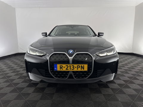 BMW i4 eDrive40 High Executive 84 kWh [ 3-Fase ] {SOH-95%} (INCL.BTW) *HEAD-UP | LEATHER | FULL-LED | WIDESCREEEN-DIGI-COCKPIT | CAMERA | KEYLESS | HIFI-SOUND | PRIVACY-GLASS | ECC | PDC | CRUISE | 17''ALU*