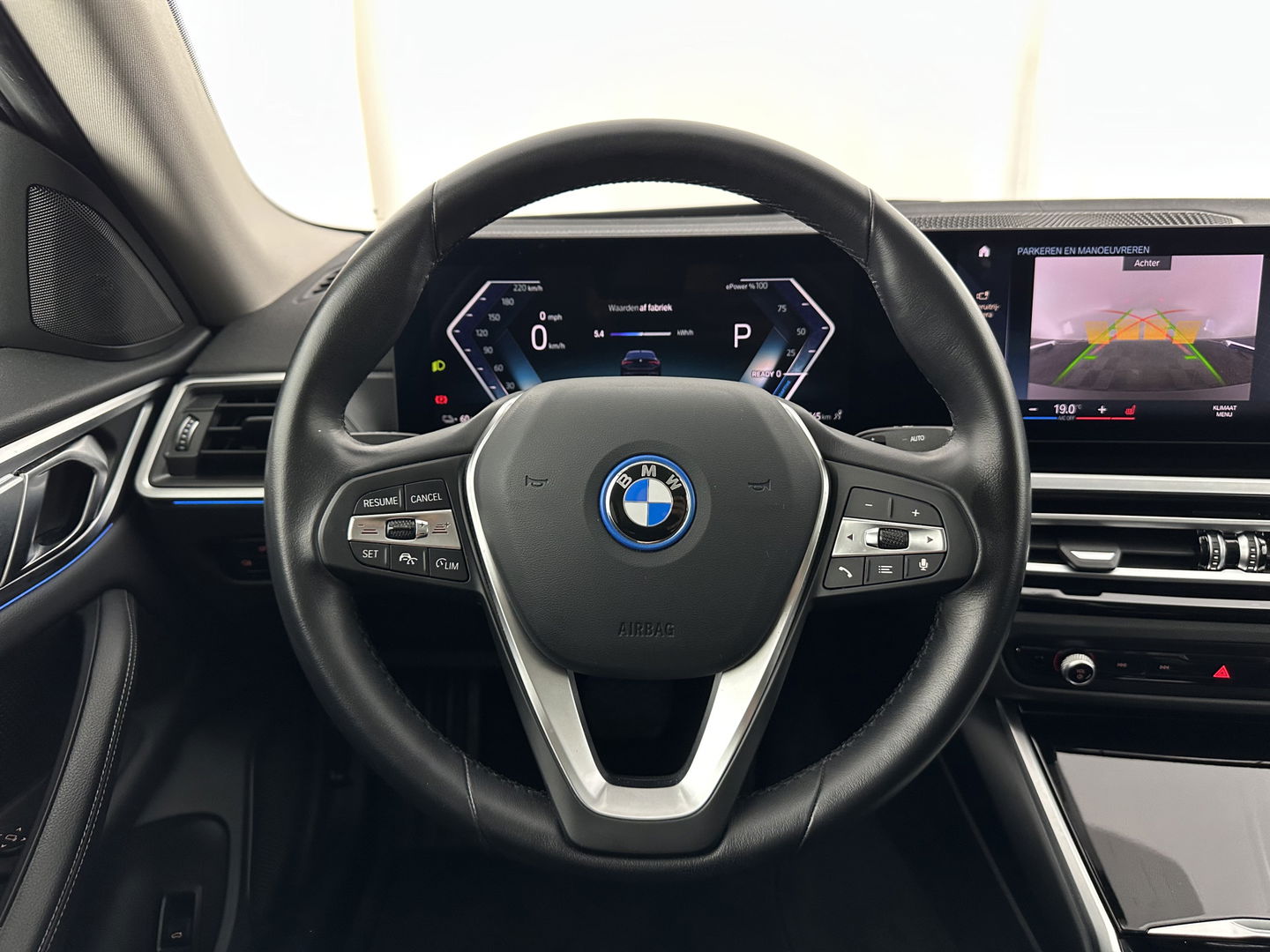 BMW i4 eDrive40 High Executive 84 kWh [ 3-Fase ] {SOH-95%} (INCL.BTW) *HEAD-UP | LEATHER | FULL-LED | WIDESCREEEN-DIGI-COCKPIT | CAMERA | KEYLESS | HIFI-SOUND | PRIVACY-GLASS | ECC | PDC | CRUISE | 17''ALU*