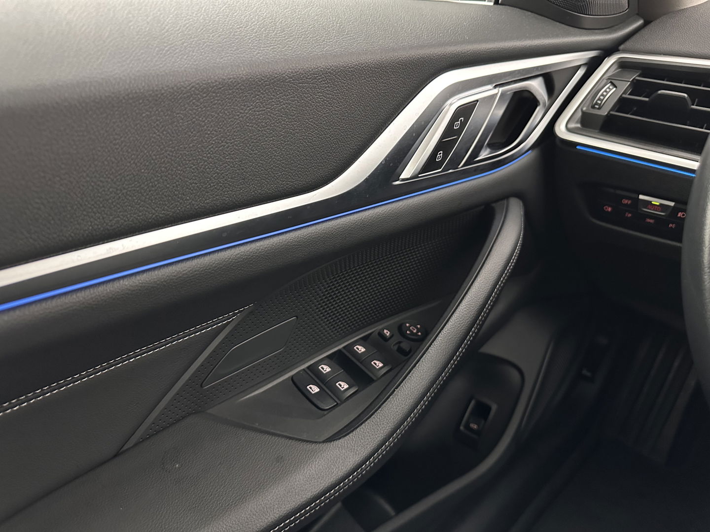 BMW i4 eDrive40 High Executive 84 kWh [ 3-Fase ] {SOH-95%} (INCL.BTW) *HEAD-UP | LEATHER | FULL-LED | WIDESCREEEN-DIGI-COCKPIT | CAMERA | KEYLESS | HIFI-SOUND | PRIVACY-GLASS | ECC | PDC | CRUISE | 17''ALU*