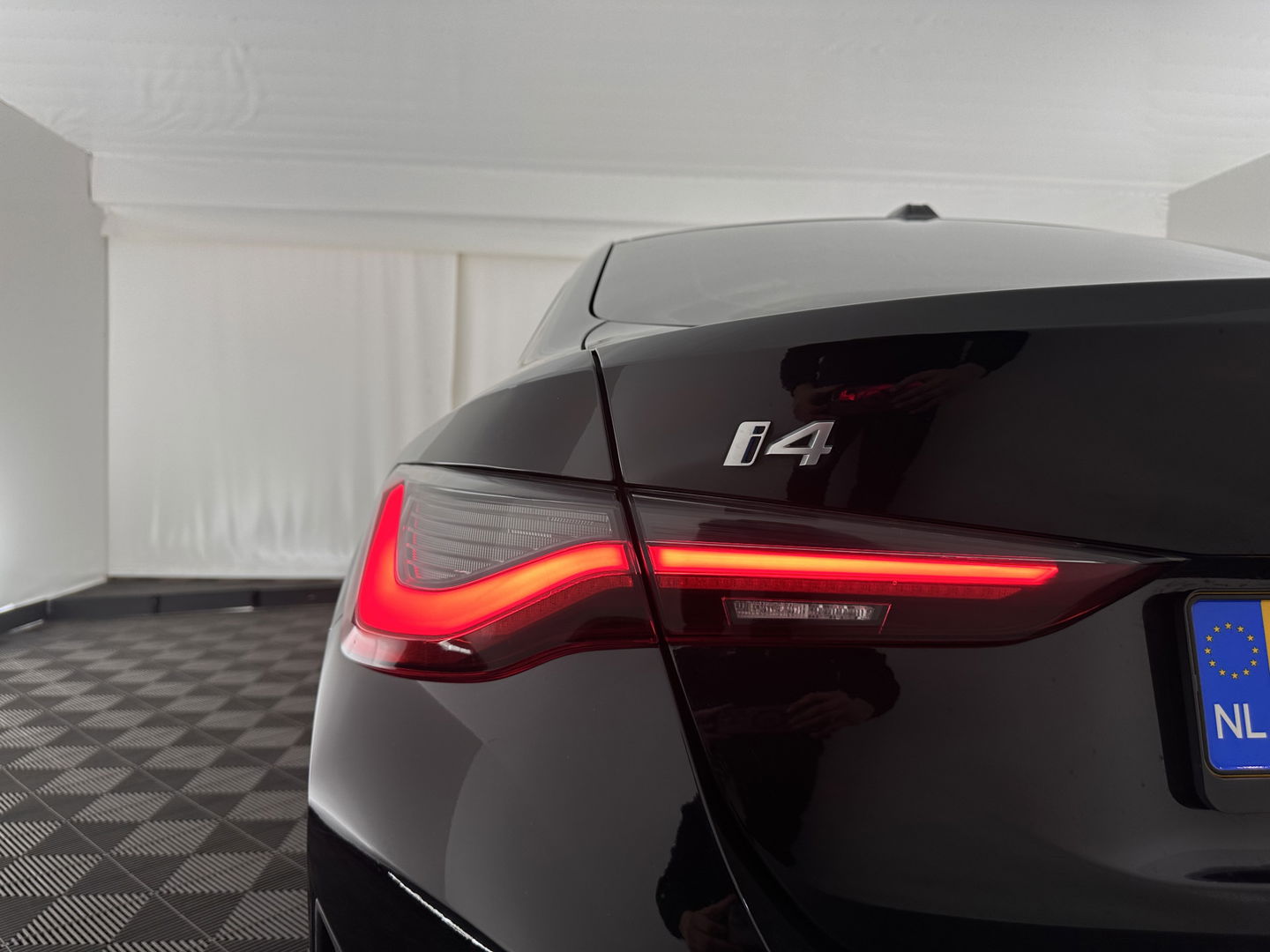 BMW i4 eDrive40 High Executive 84 kWh [ 3-Fase ] {SOH-95%} (INCL.BTW) *HEAD-UP | LEATHER | FULL-LED | WIDESCREEEN-DIGI-COCKPIT | CAMERA | KEYLESS | HIFI-SOUND | PRIVACY-GLASS | ECC | PDC | CRUISE | 17''ALU*