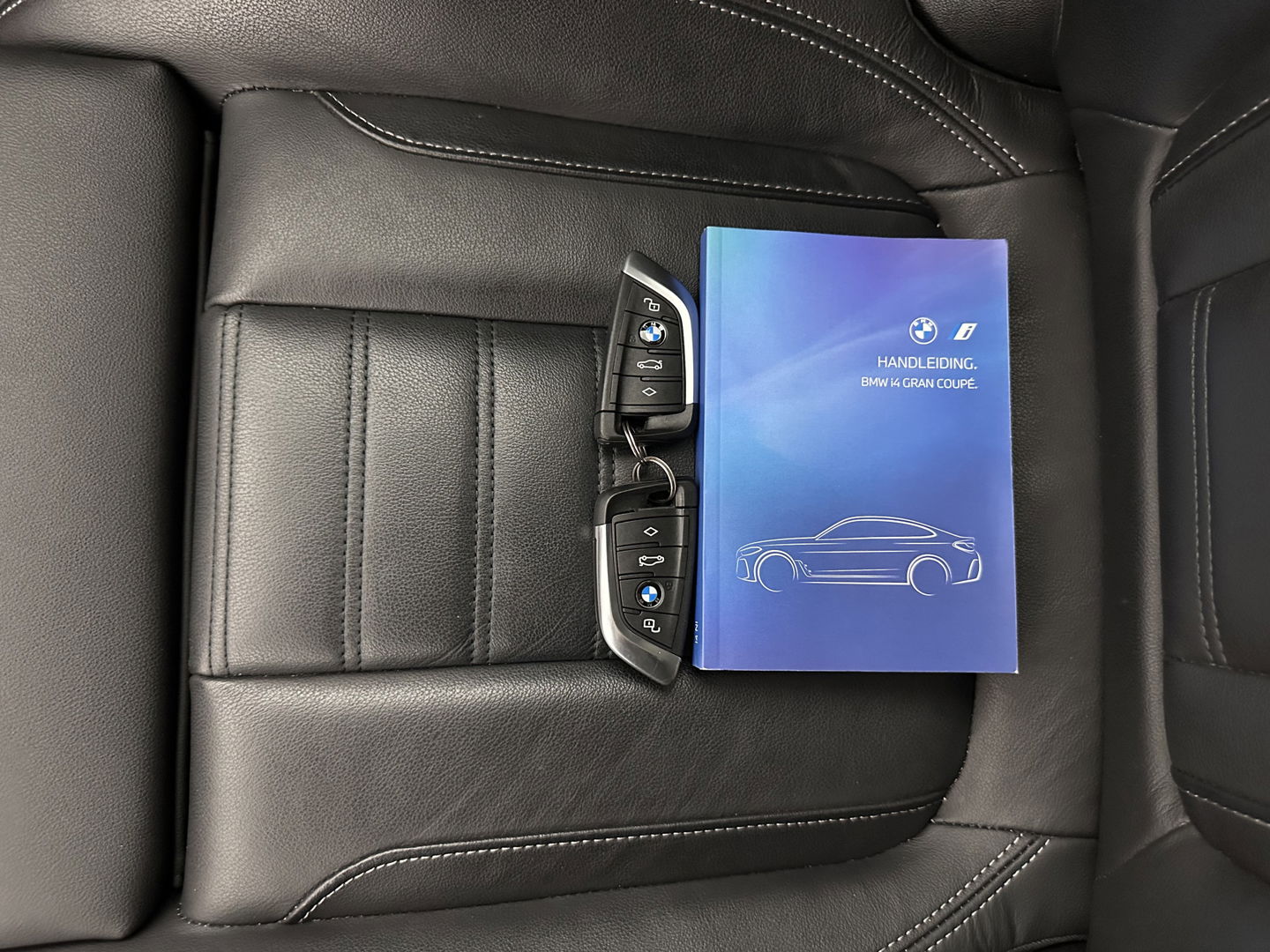 BMW i4 eDrive40 High Executive 84 kWh [ 3-Fase ] {SOH-95%} (INCL.BTW) *HEAD-UP | LEATHER | FULL-LED | WIDESCREEEN-DIGI-COCKPIT | CAMERA | KEYLESS | HIFI-SOUND | PRIVACY-GLASS | ECC | PDC | CRUISE | 17''ALU*