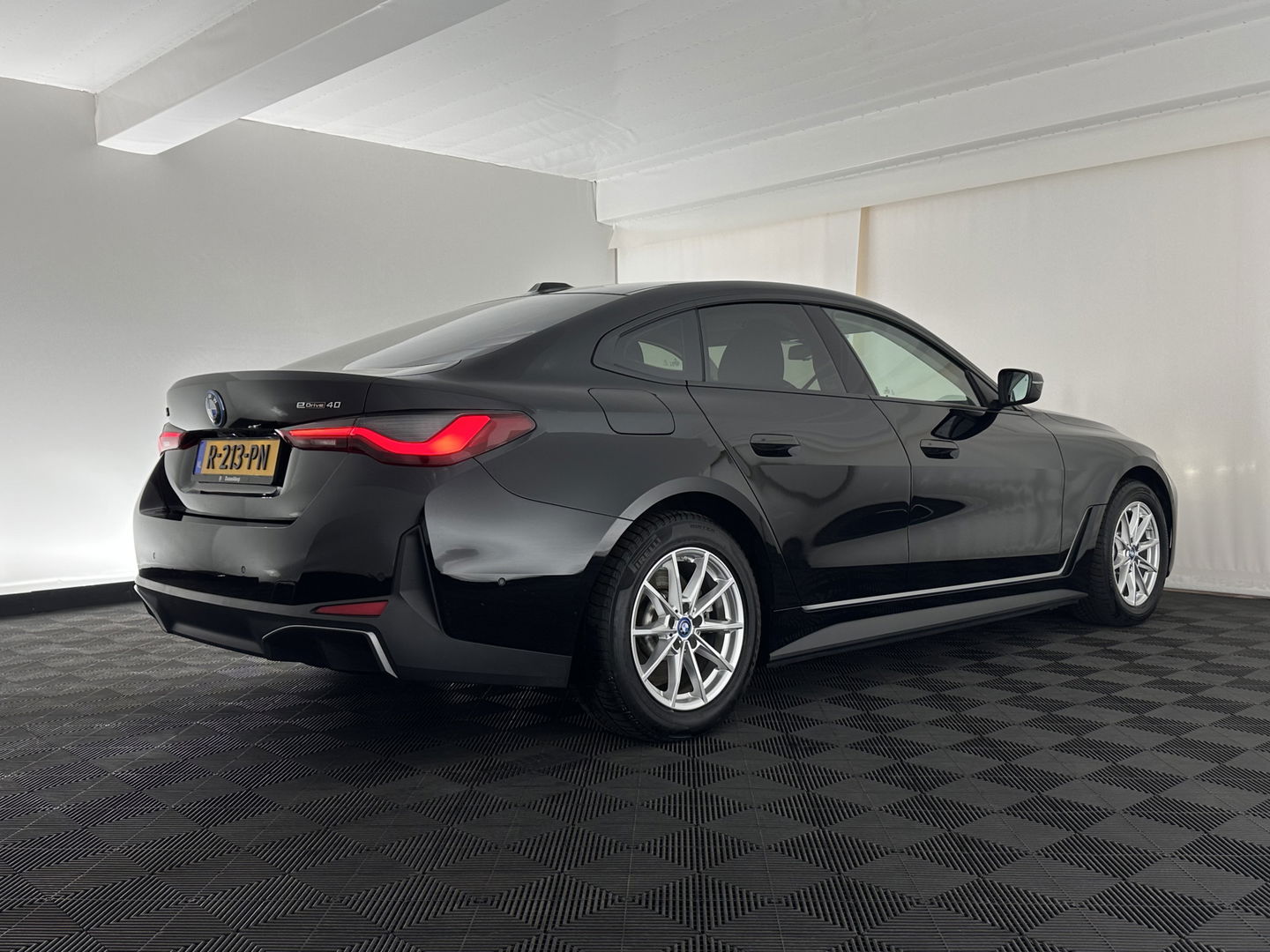 BMW i4 eDrive40 High Executive 84 kWh [ 3-Fase ] {SOH-95%} (INCL.BTW) *HEAD-UP | LEATHER | FULL-LED | WIDESCREEEN-DIGI-COCKPIT | CAMERA | KEYLESS | HIFI-SOUND | PRIVACY-GLASS | ECC | PDC | CRUISE | 17''ALU*