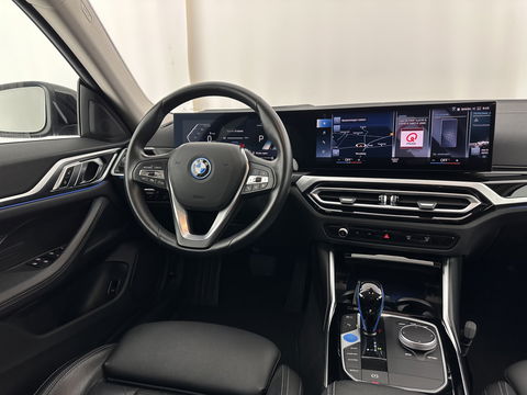 BMW i4 eDrive40 High Executive 84 kWh [ 3-Fase ] {SOH-95%} (INCL.BTW) *HEAD-UP | LEATHER | FULL-LED | WIDESCREEEN-DIGI-COCKPIT | CAMERA | KEYLESS | HIFI-SOUND | PRIVACY-GLASS | ECC | PDC | CRUISE | 17''ALU*