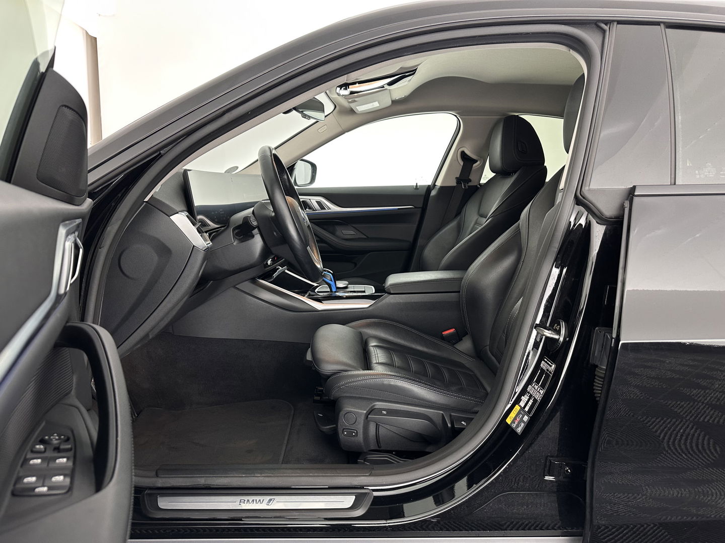 BMW i4 eDrive40 High Executive 84 kWh [ 3-Fase ] {SOH-95%} (INCL.BTW) *HEAD-UP | LEATHER | FULL-LED | WIDESCREEEN-DIGI-COCKPIT | CAMERA | KEYLESS | HIFI-SOUND | PRIVACY-GLASS | ECC | PDC | CRUISE | 17''ALU*