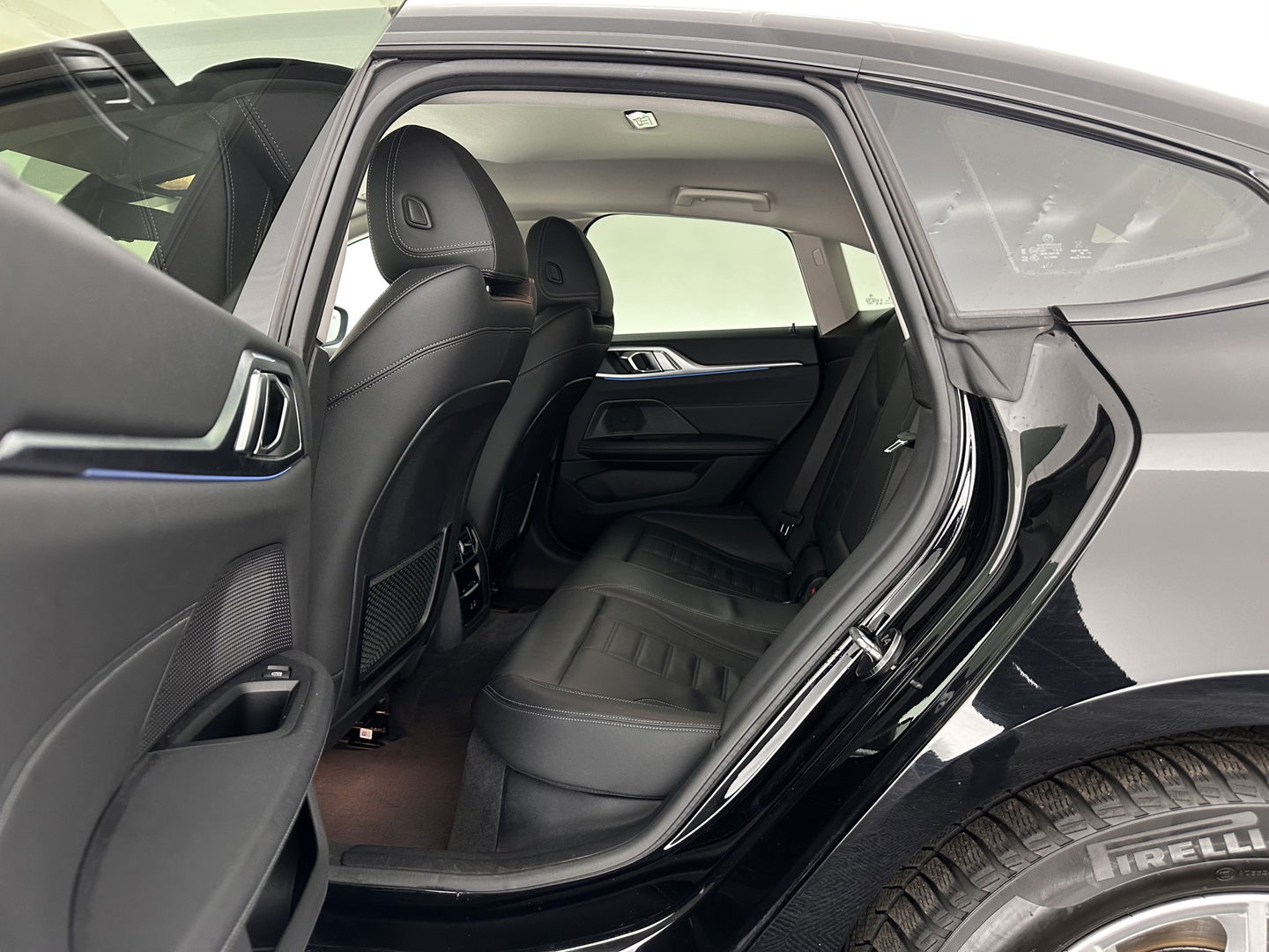 BMW i4 eDrive40 High Executive 84 kWh [ 3-Fase ] {SOH-95%} (INCL.BTW) *HEAD-UP | LEATHER | FULL-LED | WIDESCREEEN-DIGI-COCKPIT | CAMERA | KEYLESS | HIFI-SOUND | PRIVACY-GLASS | ECC | PDC | CRUISE | 17''ALU*