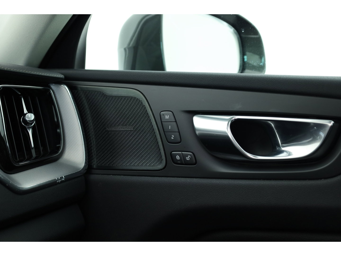 Volvo XC60 2.0 T6 Plug-in hybrid AWD Inscription Exclusive | Google | Luchtvering | Trekhaak | Head-up | H&K Audio | Pano-dak |