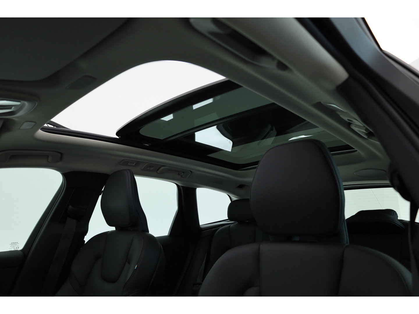 Volvo XC60 2.0 T6 Plug-in hybrid AWD Inscription Exclusive | Google | Luchtvering | Trekhaak | Head-up | H&K Audio | Pano-dak |