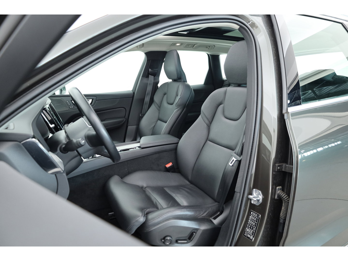 Volvo XC60 2.0 T6 Plug-in hybrid AWD Inscription Exclusive | Google | Luchtvering | Trekhaak | Head-up | H&K Audio | Pano-dak |