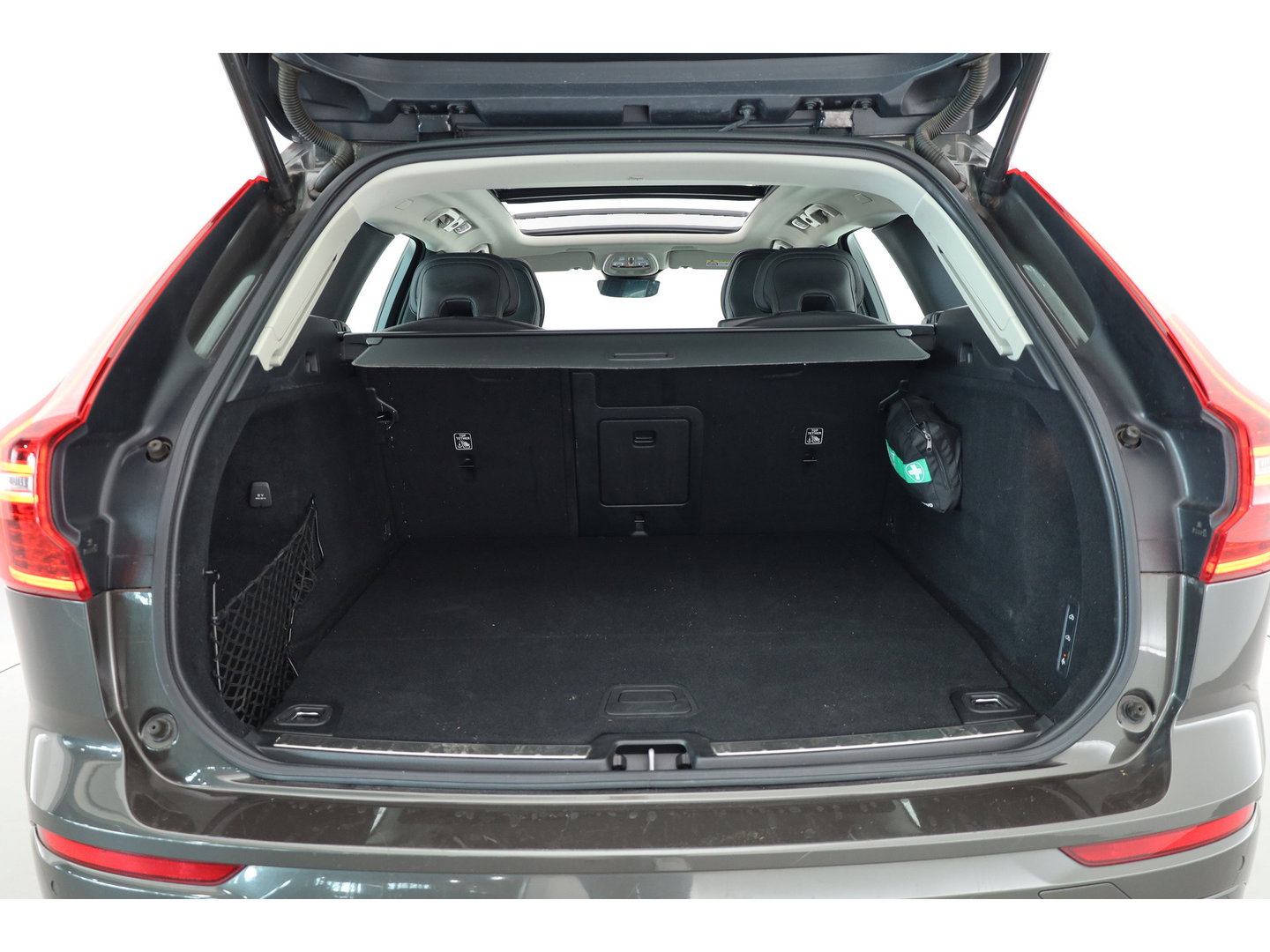 Volvo XC60 2.0 T6 Plug-in hybrid AWD Inscription Exclusive | Google | Luchtvering | Trekhaak | Head-up | H&K Audio | Pano-dak |