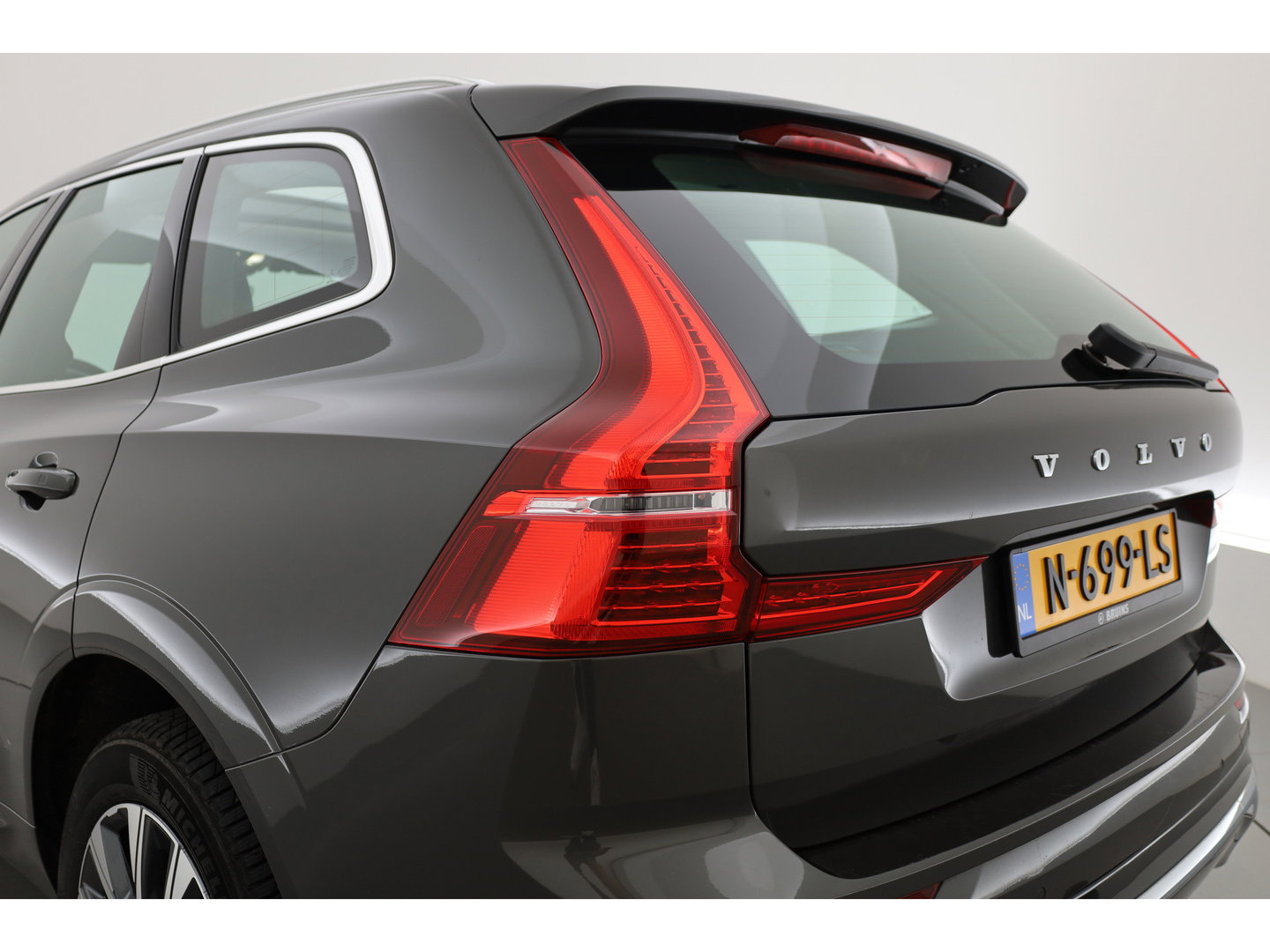 Volvo XC60 2.0 T6 Plug-in hybrid AWD Inscription Exclusive | Google | Luchtvering | Trekhaak | Head-up | H&K Audio | Pano-dak |
