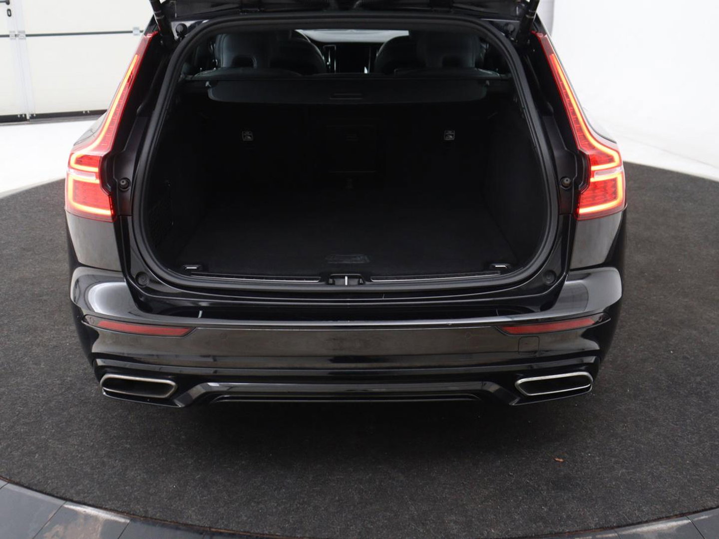 Volvo V60 2.0 B4 R-Design | Stoelverwarming | Adaptive cruise | Carplay | Camera | Keyless | Navigatie | Half leder | Full LED | Parkeerhulp | Climate control