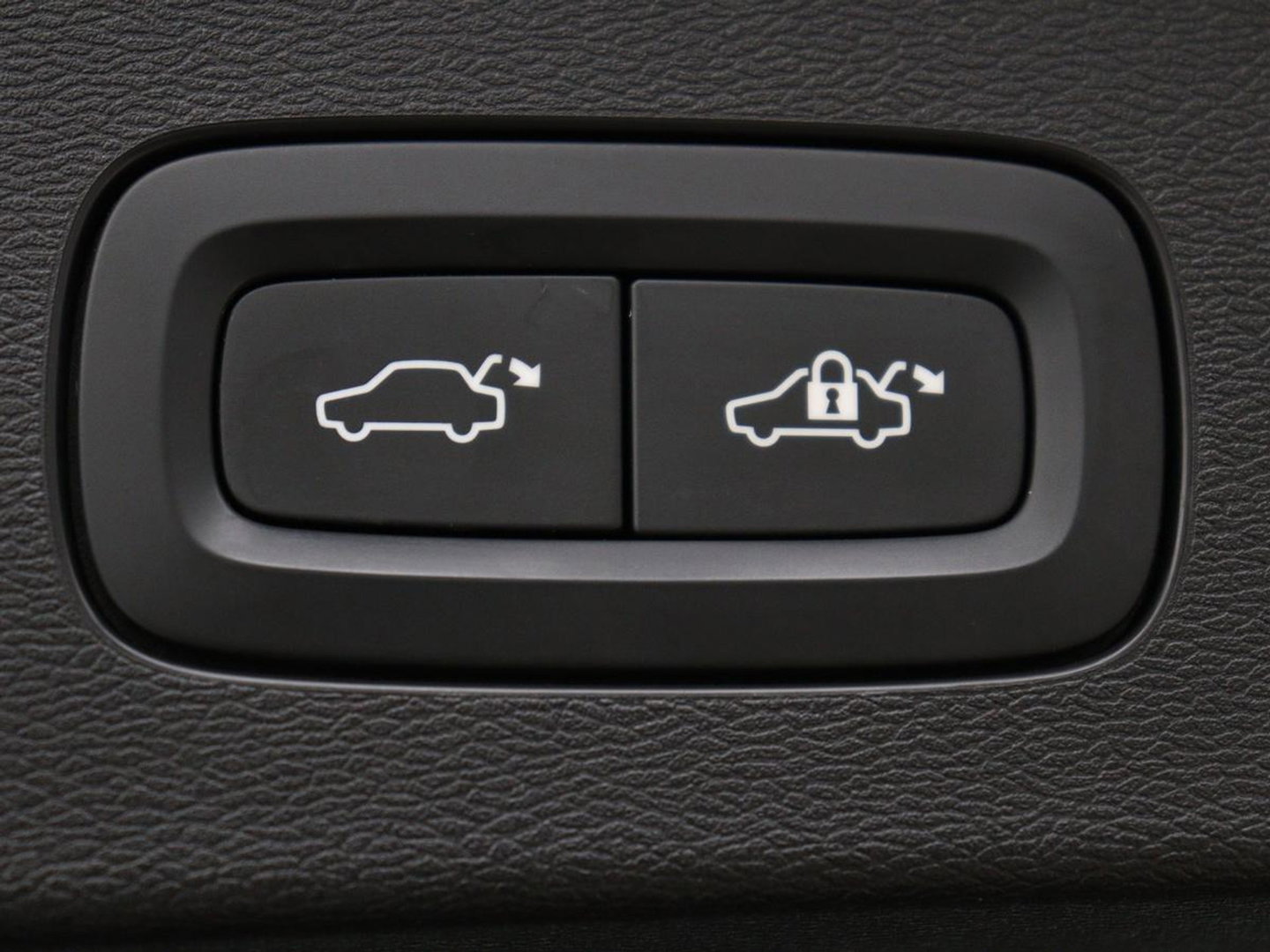 Volvo V60 2.0 B4 R-Design | Stoelverwarming | Adaptive cruise | Carplay | Camera | Keyless | Navigatie | Half leder | Full LED | Parkeerhulp | Climate control