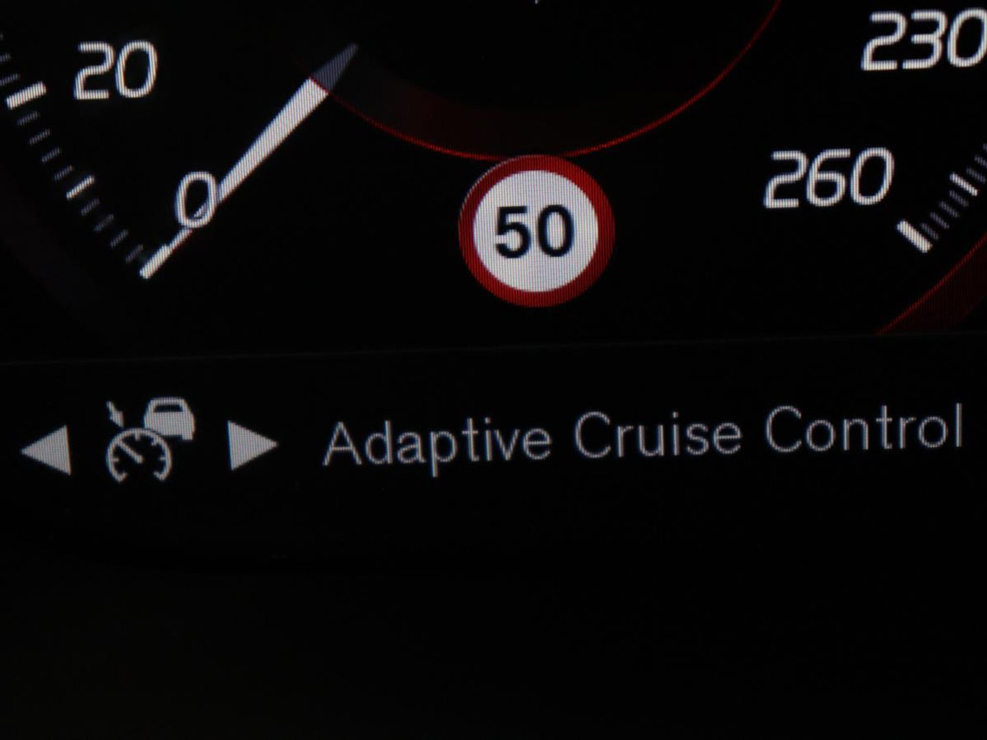 Volvo V60 2.0 B4 R-Design | Stoelverwarming | Adaptive cruise | Carplay | Camera | Keyless | Navigatie | Half leder | Full LED | Parkeerhulp | Climate control