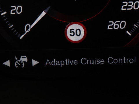 Volvo V60 2.0 B4 R-Design | Stoelverwarming | Adaptive cruise | Carplay | Camera | Keyless | Navigatie | Half leder | Full LED | Parkeerhulp | Climate control