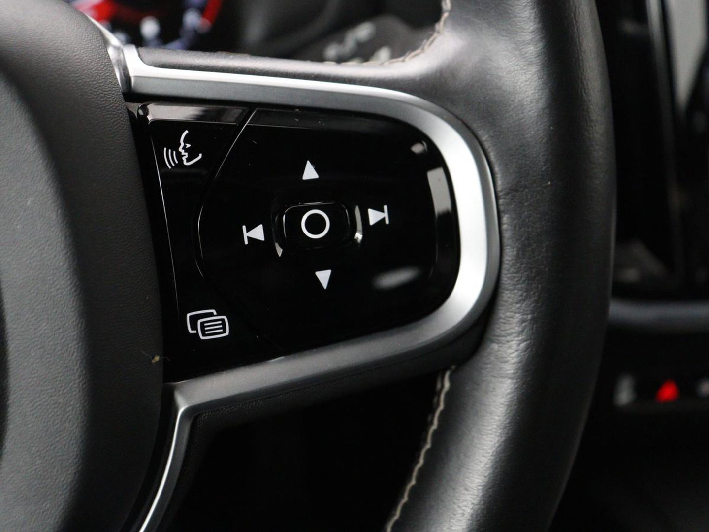 Volvo V60 2.0 B4 R-Design | Stoelverwarming | Adaptive cruise | Carplay | Camera | Keyless | Navigatie | Half leder | Full LED | Parkeerhulp | Climate control