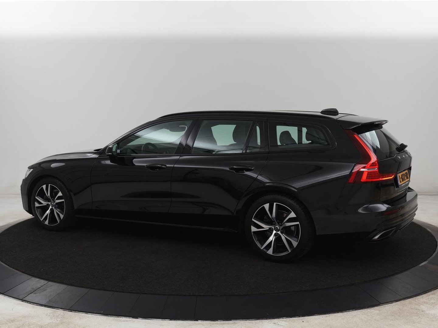 Volvo V60 2.0 B4 R-Design | Stoelverwarming | Adaptive cruise | Carplay | Camera | Keyless | Navigatie | Half leder | Full LED | Parkeerhulp | Climate control