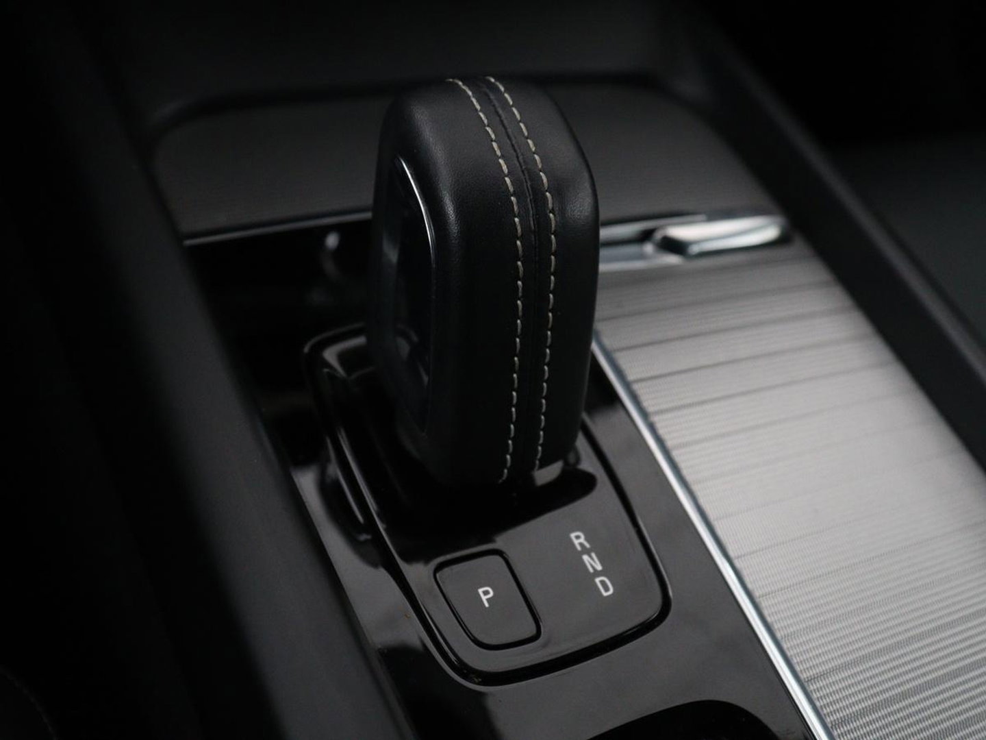 Volvo V60 2.0 B4 R-Design | Stoelverwarming | Adaptive cruise | Carplay | Camera | Keyless | Navigatie | Half leder | Full LED | Parkeerhulp | Climate control